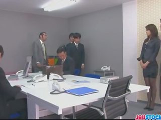 Hojo 玩弄 她的 的陰戶 中 一個 辦公室 會議