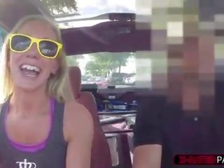 Jautrība izmērs un blondīne sieviete grib līdz pārdot viņai automašīna līdz viņa izpaužas fucked