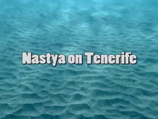 Сладурана nastya плуване нудисти в на море