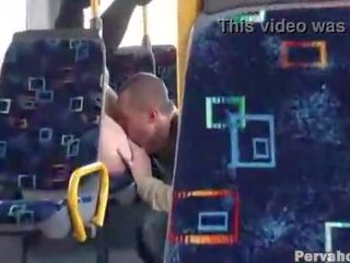 Seks dhe eksibitionist çift në publike autobuz